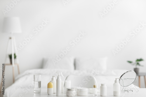 Foto Set of various skincare products, cosmetic cream packaging, lotion bottles on dr