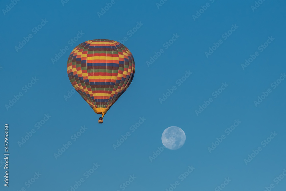 Naklejka premium Colorful hot air balloon with the moon behind