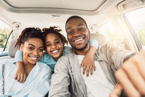Canvas Print Joyful African American Family Hugging Sitting In Car During Trip