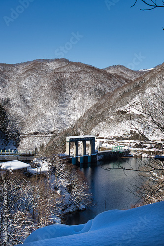 冬の山とダム