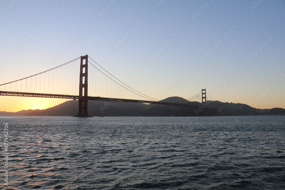 Fototapeta premium Amazing walk at the Golden Gate Bridge in San Francisco, United States of America. What a wonderful place in the Bay Area. Epic sunset and an amazing scenery at one of the most famous place.