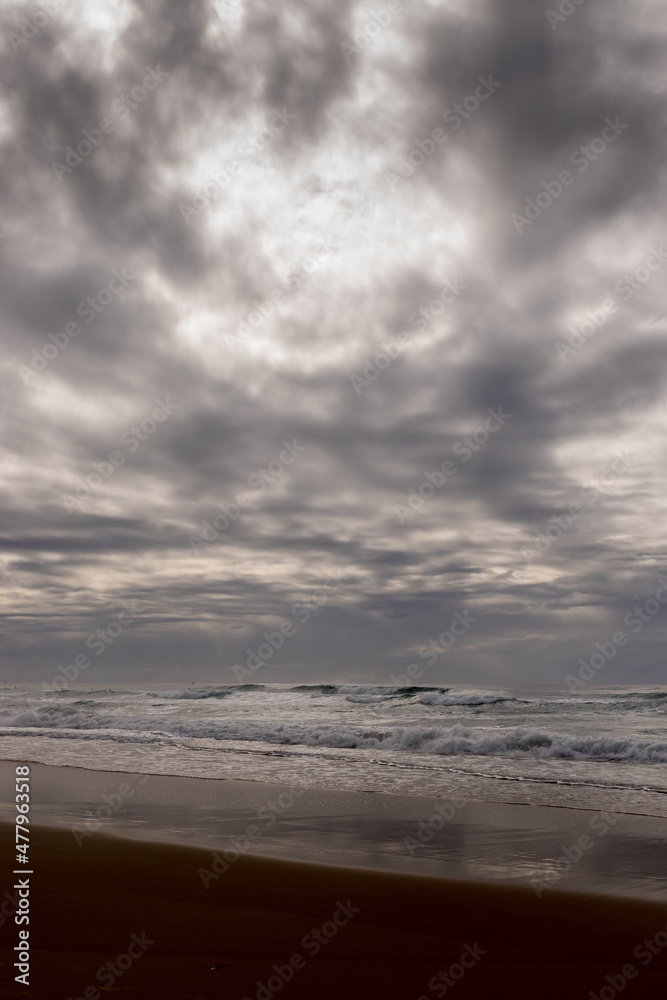 Obraz premium A beach with a dramatic cloudy sky