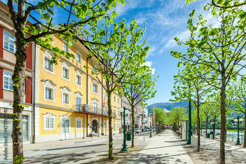 Österreich, Salzkammergut, Bad Ischl - Ebenseer Traunpromenade mit dem Hotel Austria und Allee aus Bäumen © Sonja und Gerald