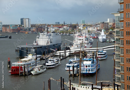 Boats in the port of hamburg © Diego
