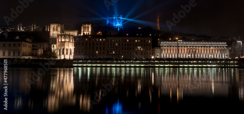 basilique de Fourvière et cathédrale saint-jean illuminées la nuit à Lyon © jef 77