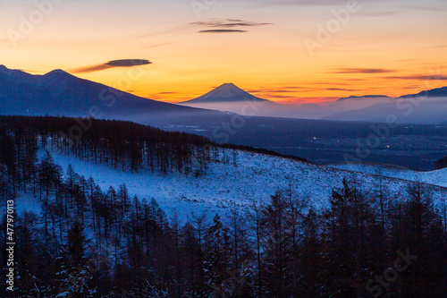 冬の霧ヶ峰高原から夜明けの富士山 Fotobehang