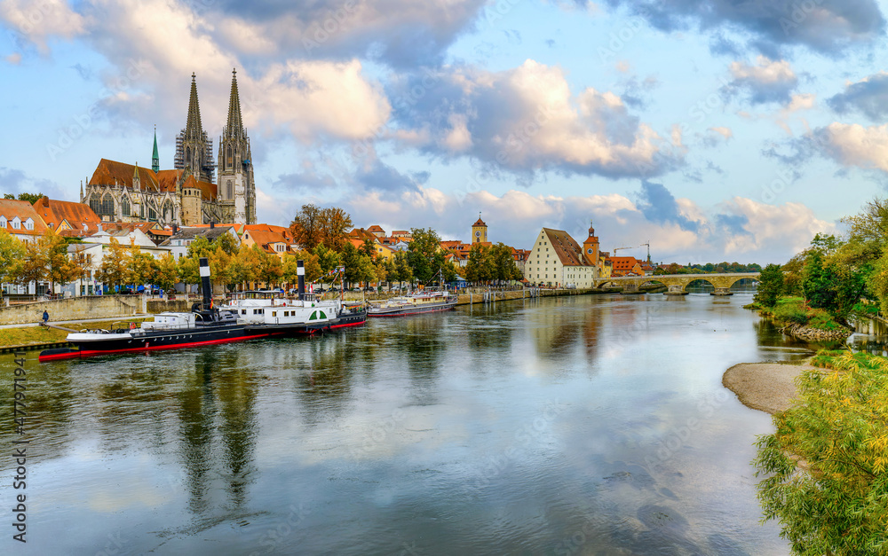 Regensburg (Bayern) an der Donau mit Dom und Altstadt sowie Museumsschiff Regensburg (Bayern) an der Donau mit Dom und Altstadt sowie Museumsschiff