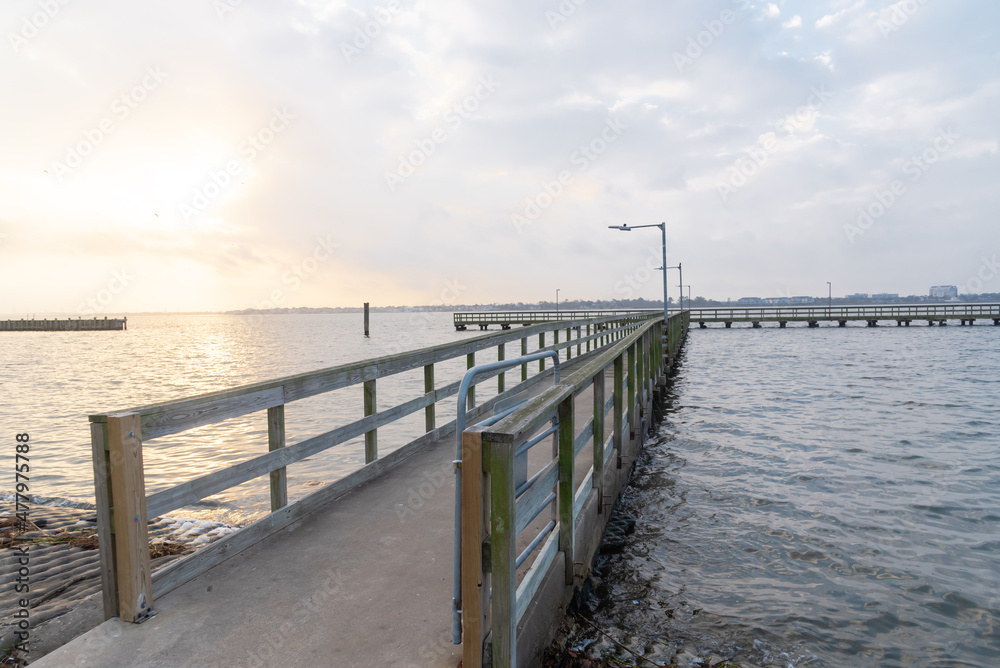 Obraz premium Sunrise over wooden fishing pier stretching out Clear Lake near Seabrook, Greater Houston, Texas, USA