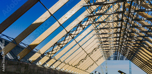Foto Blasted industrial roofing and rafter system of wooden beams