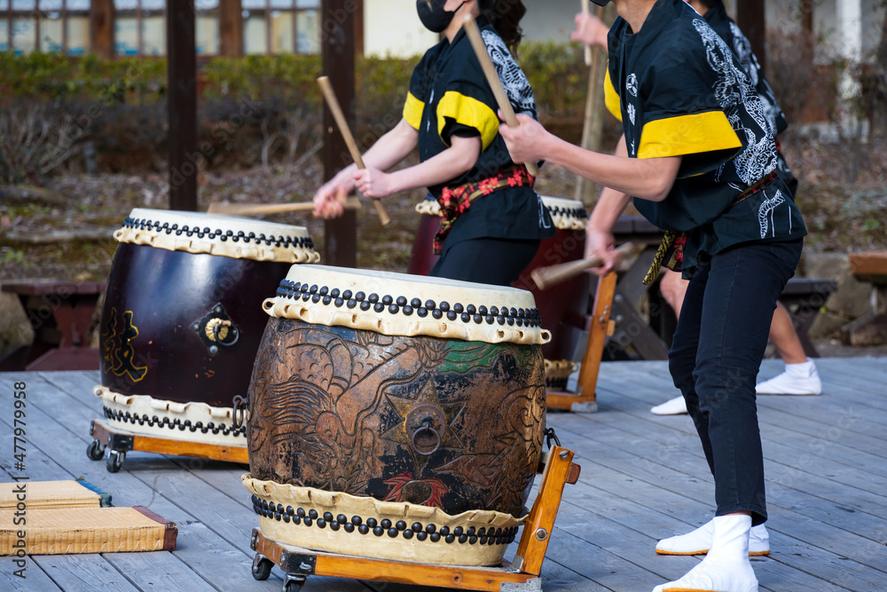 Fototapeta premium 和太鼓を演奏するパフォーマー達