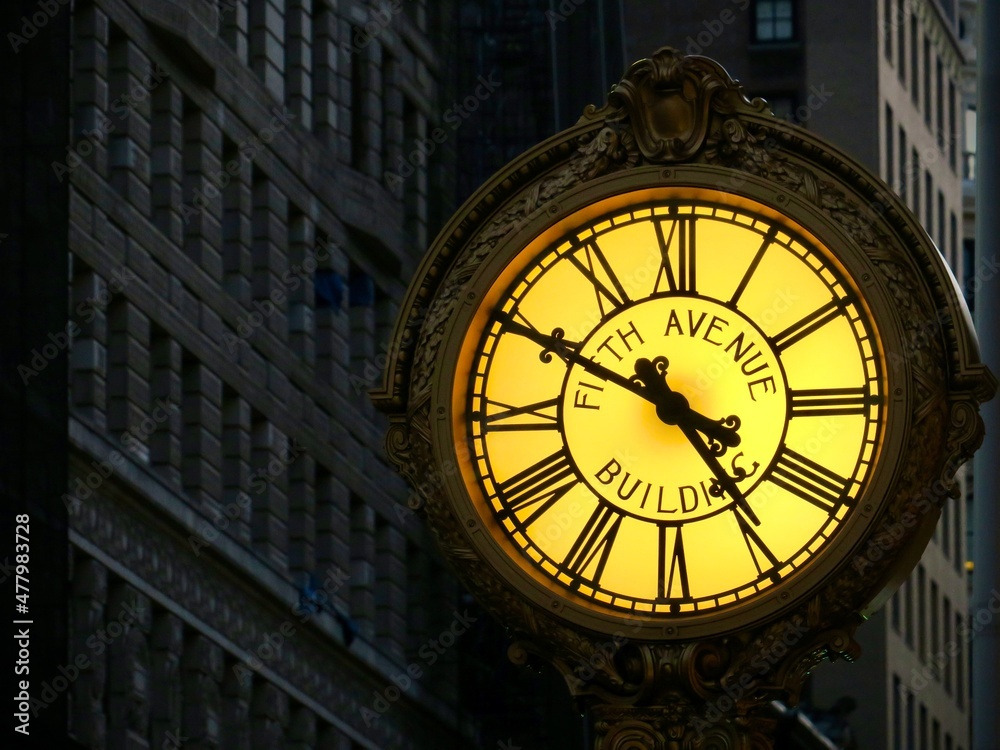 Fototapeta premium Fifth avenue clock in front of building