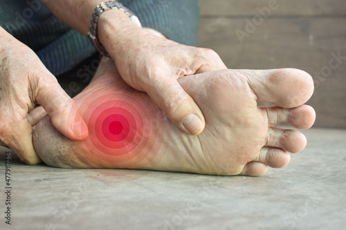 Foto Tingling and burning sensation in foot of Asian young man with diabetes