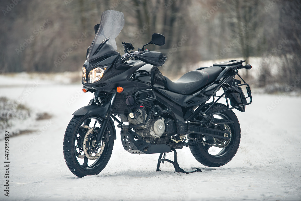 Obraz premium Reiseenduro im Winter auf Schnee