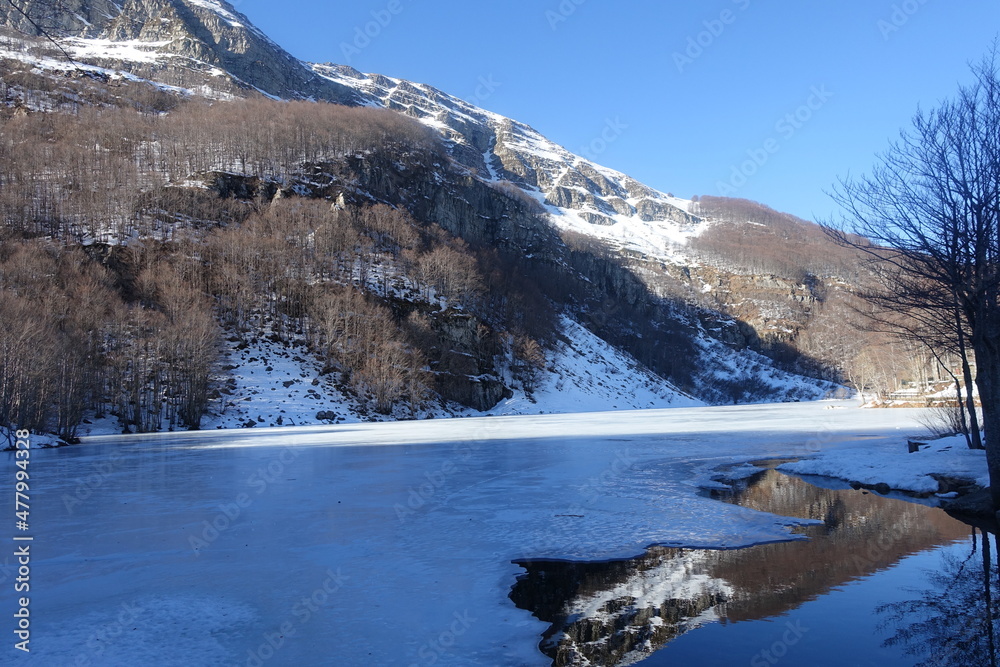 lago santo nel parco del frignano in inverno