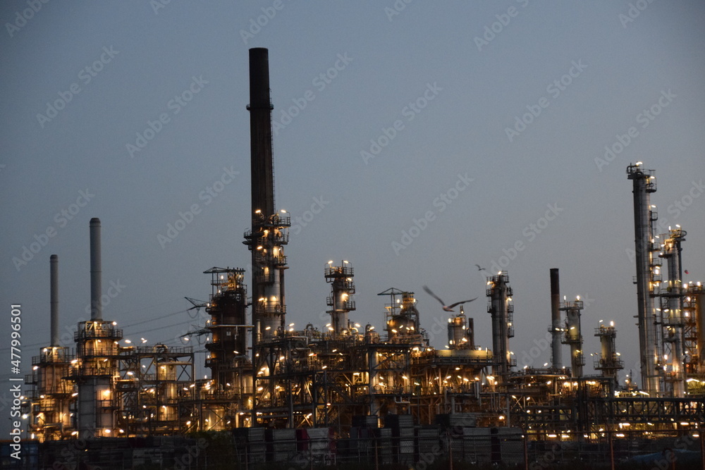 Obraz premium Oil Refinery at night