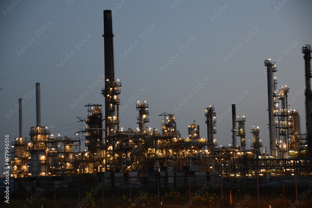 Obraz premium Oil Refinery at night