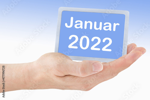 Hand mit Schild und Januar 2022