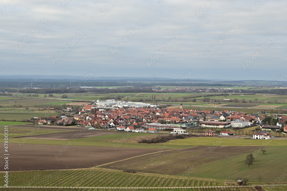 Panoramablick über Weinberge und Felder vom Frankenblick; Friedrichsberg bei Abtswind, Kitzingen, Franken, Bayern, Deutschland