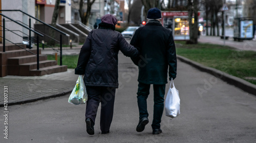 Wallpaper Mural couple walking in the city Torontodigital.ca