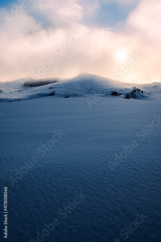 panorama sulle colline e i monti innevati di campo staffi, tra lazio e abruzzo, avvolti da una fitta nebbia