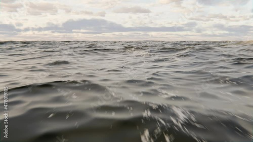 Kamerafahrt oder Flug über Meer, Ozean oder großen See mit Wolken im Himmel