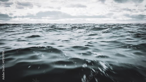 Kamerafahrt über Meer, Ozean oder Wasser 