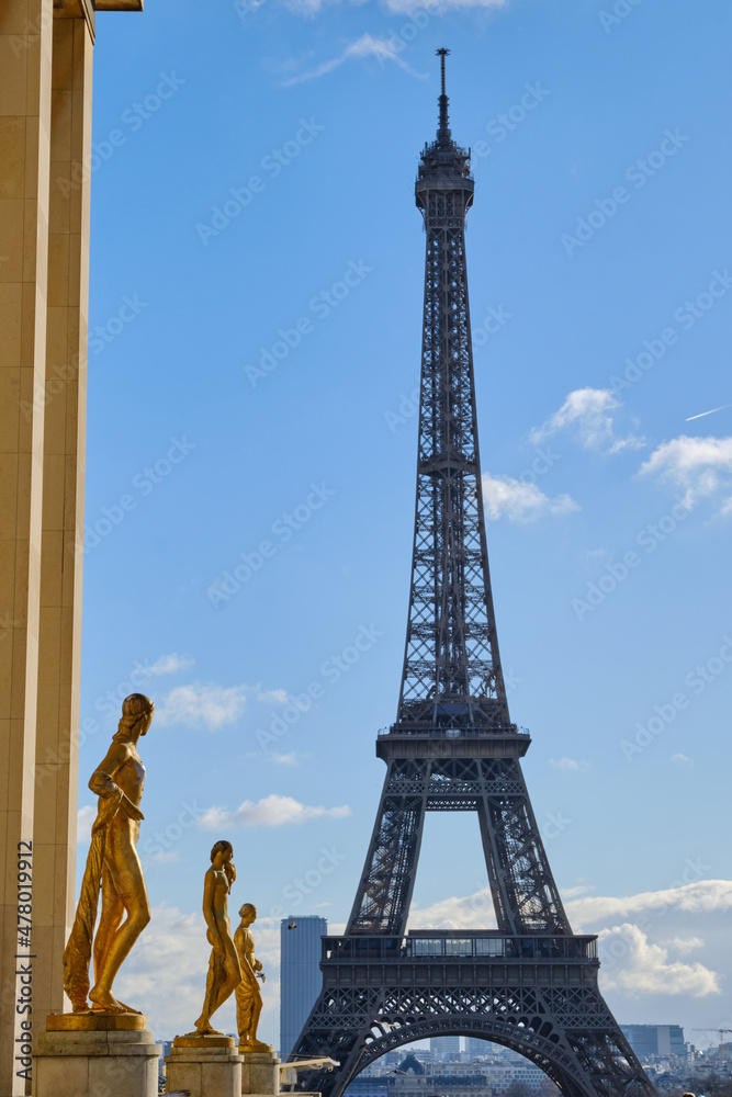 La tour Eiffel place du trocadéro à Paris ciel bleu