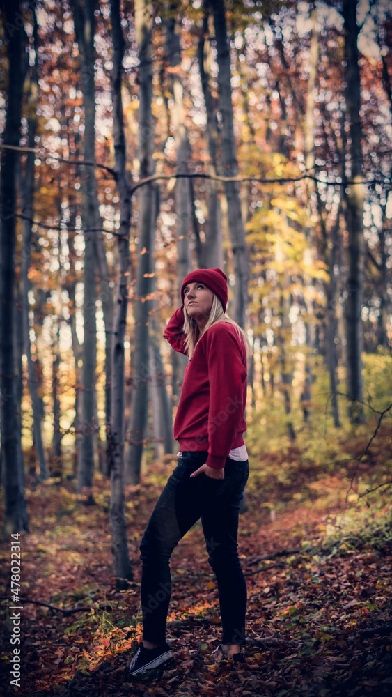 Jesienny portret kobiety w lesie Jesienny portret kobiety w lesie