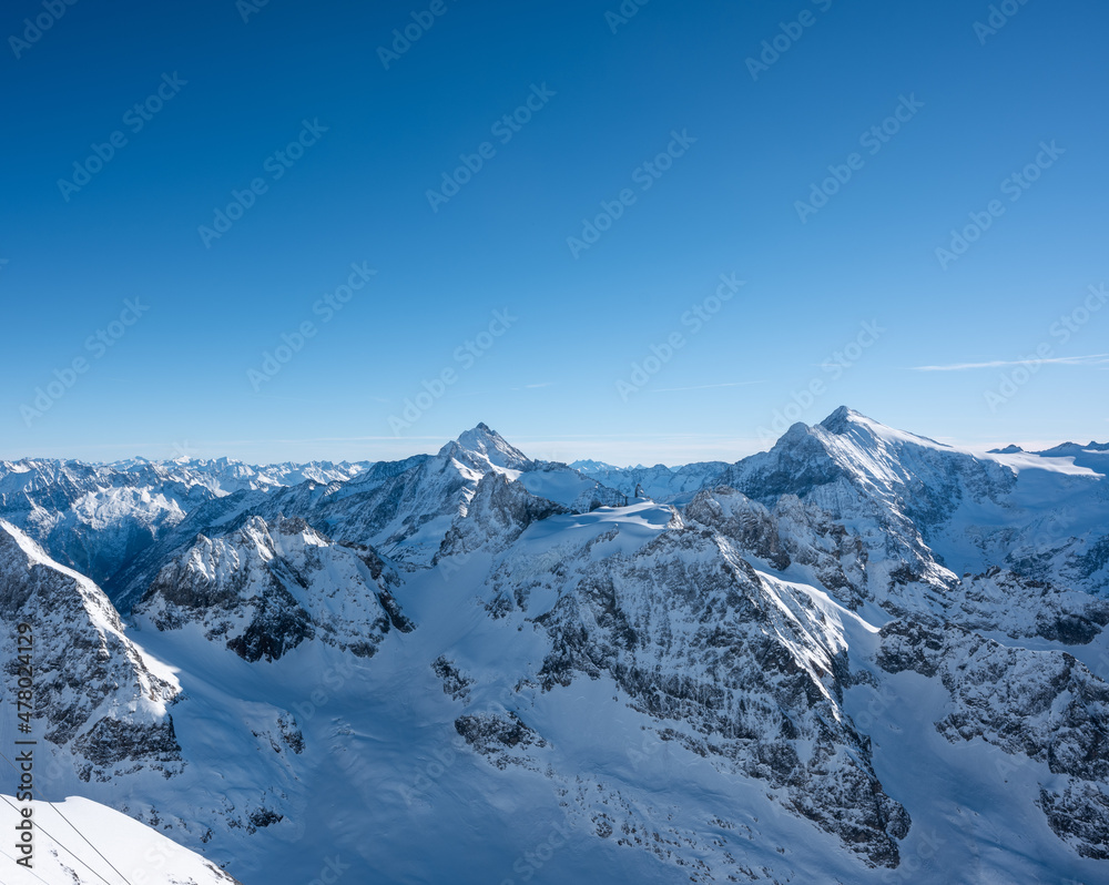 Schneebedekte Berge in den Alpen