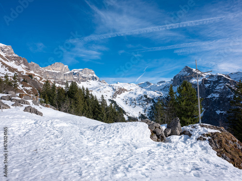 Schneebedekte Berge in den Alpen photo