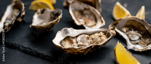 Bild auf Leinwand Oysters with lemon on platter