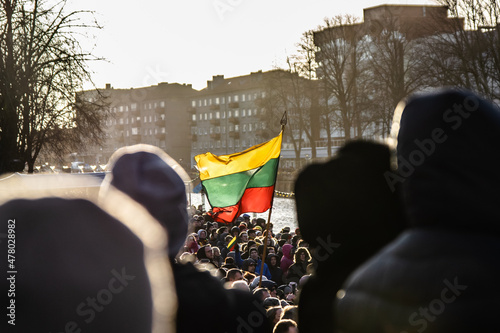 Canvastavla Lithuanian flag and people crowd