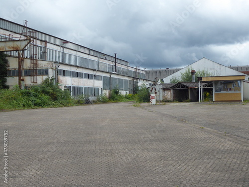 Verlassene Fabrik, überwucherter Lost Place