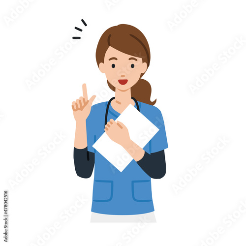 立って書類を手に持って何かひらめいた看護師の女性