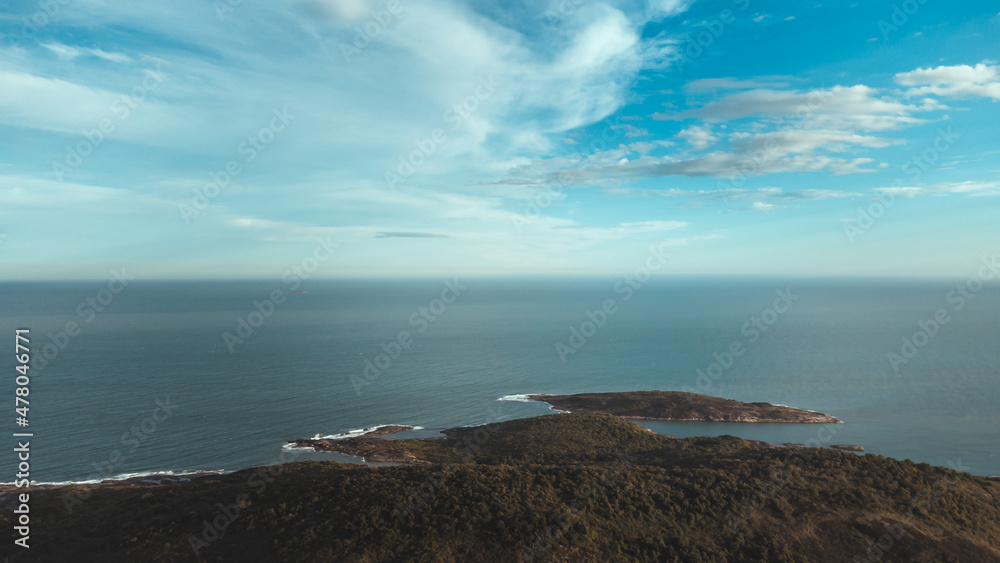 Vista aérea Praia do Ermitão e Parque Morro da Pescaria - Guarapari, ES.