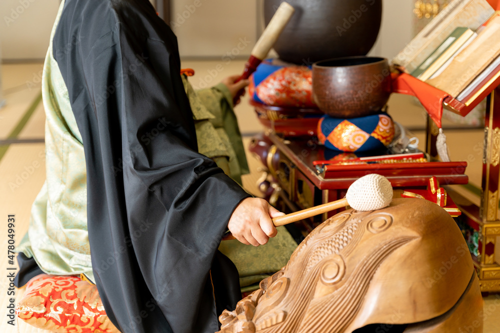 Foto 祈りを捧げる僧侶