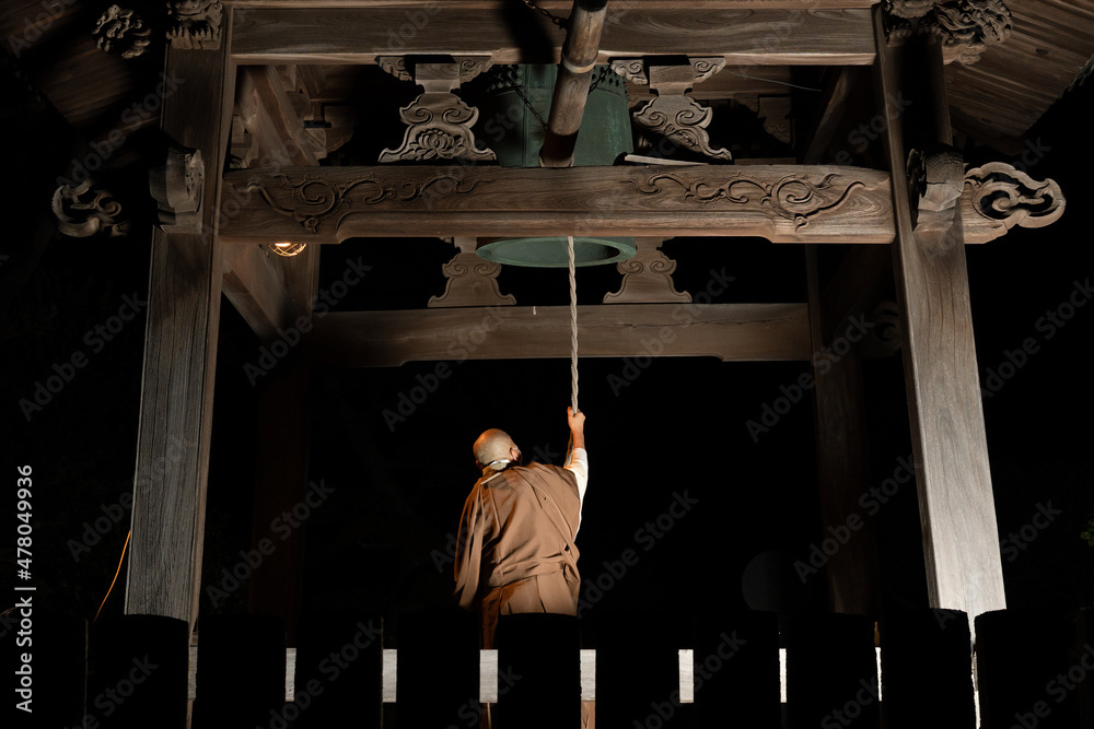 Φωτογραφία 除夜の鐘をつく僧侶