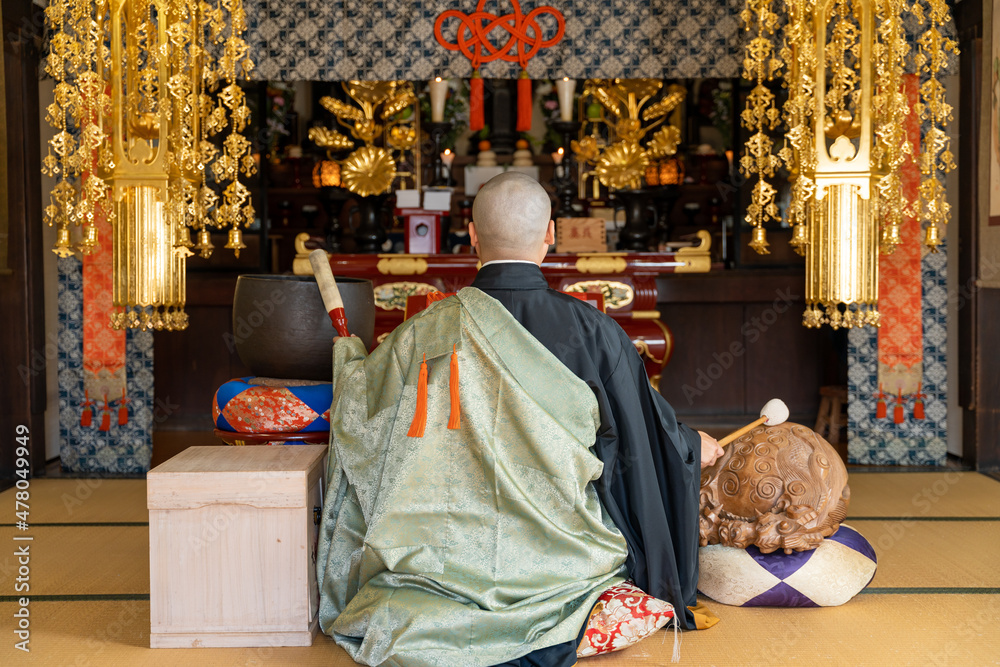 祈りを捧げる僧侶