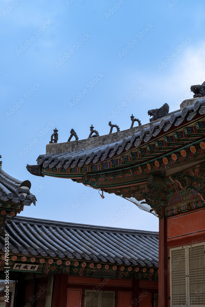 Fototapeta premium 처마끝에 올려져 있는 장식품