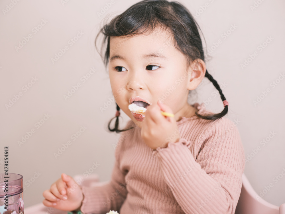ケーキを食べる子ども