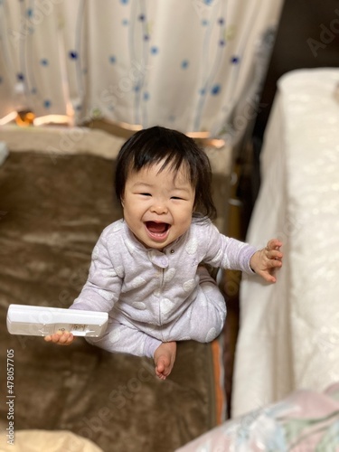 リモコン大好き赤ちゃん9ヶ月