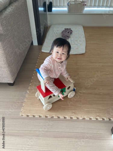 9ヶ月　赤ちゃん　車　おもちゃ　女の子