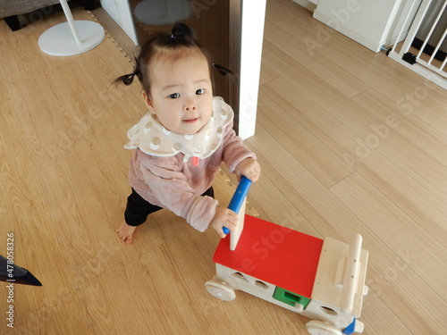 赤ちゃん　女の子　9ヶ月　車のおもちゃ