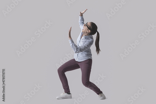 Canvas Print Woman protecting herself from a danger