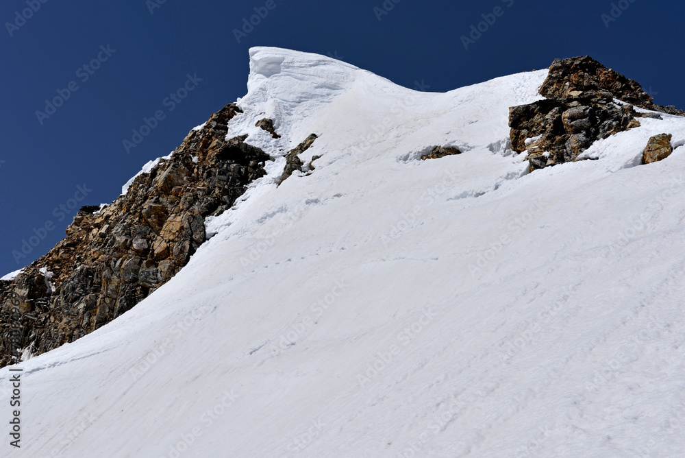 積雪期の白馬三山登山「杓子尾根から望む杓子岳山頂」
