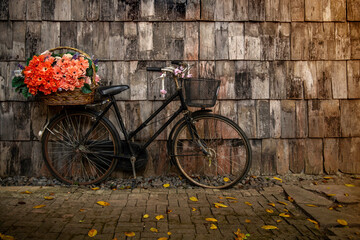 Keuken achterwand Romantische stijl Vintage fiets met bloemen tegen houten huis  © aumnat