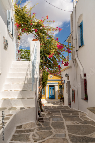 Fototapeta Naklejka Na Ścianę i Meble -  Small lane and staircase in Lefkes, Paros, Greece