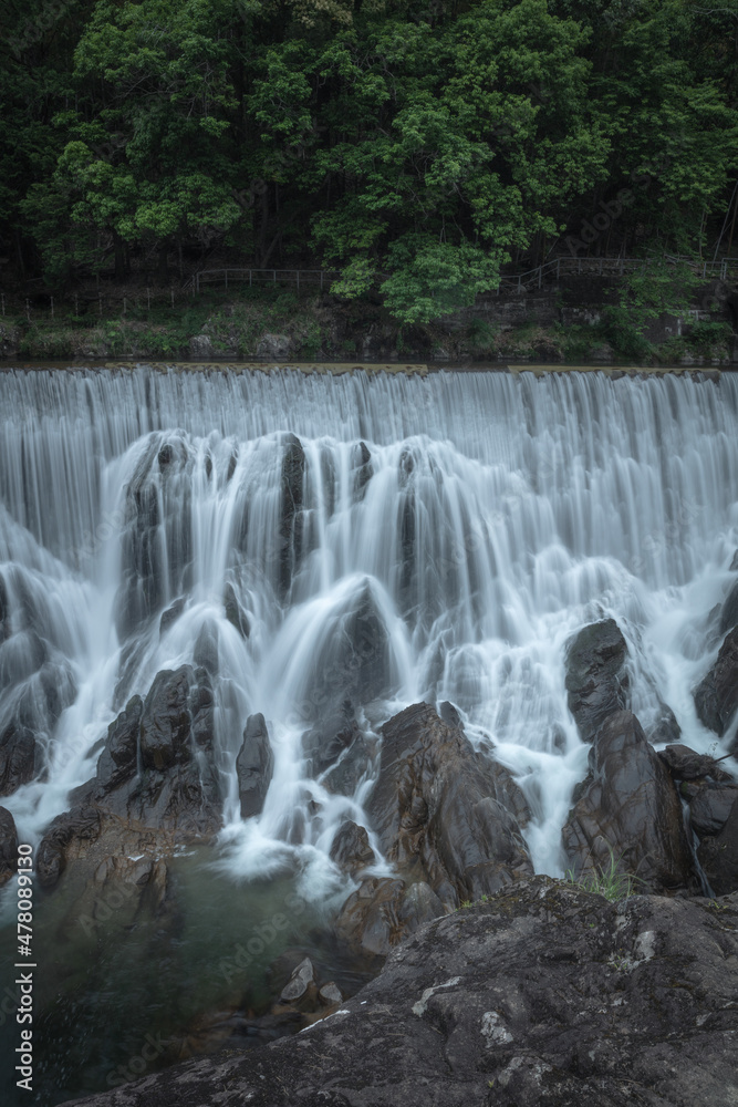 Fototapeta premium 愛知県 長篠堰堤 新城のナイアガラ 新緑