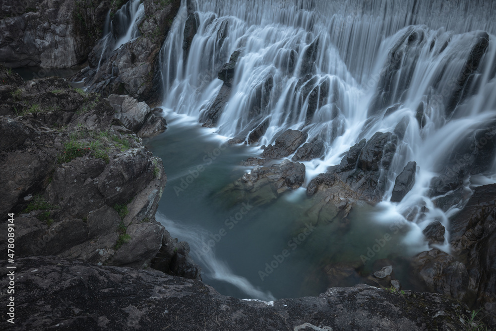 Obraz premium 愛知県 長篠堰堤 新城のナイアガラ 新緑