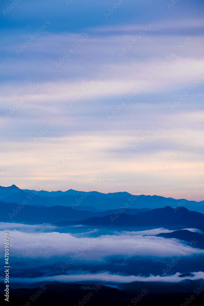 雲海と山のシルエット